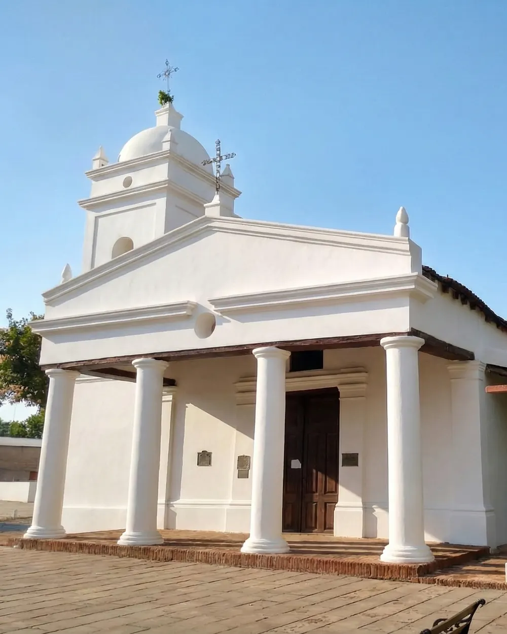 Fachada blanca con columnas del Museo de San Roque